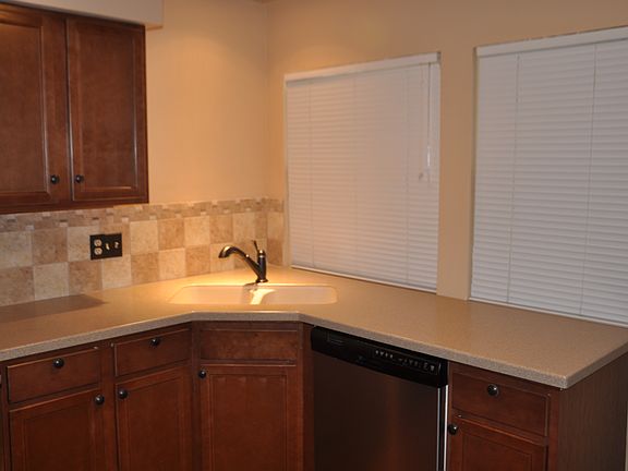 kitchen w/ corrion counter