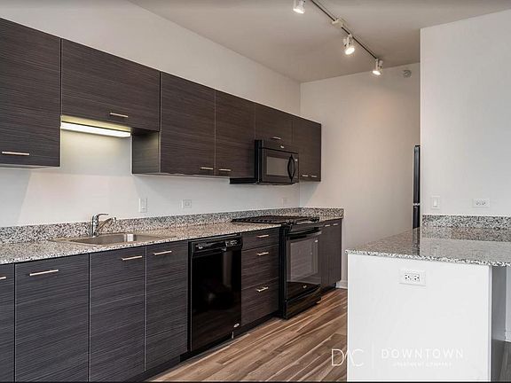 3rd image of 712 N Lasalle St