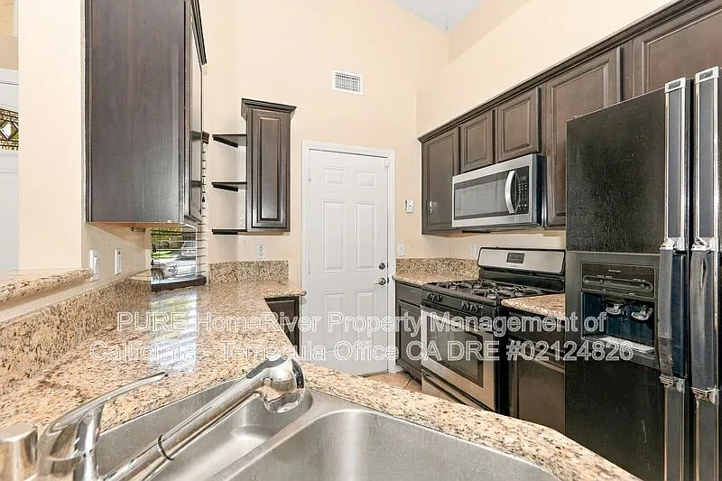 2 bed, 2.0 bath, 902 sqft, $2,595 — Photo 2