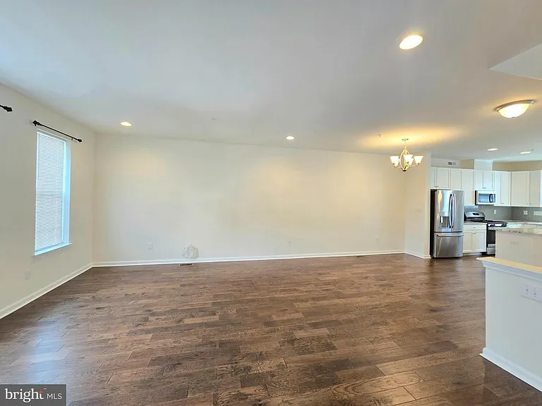 1045 Chapman Cir — Photo 6