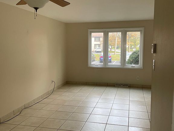 3rd image of 254 Charlesgate Cir