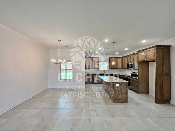 5th image of 925 Sugar Pine St