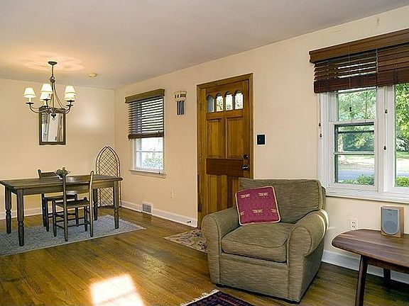 4th image of 105 Birchwood Knl