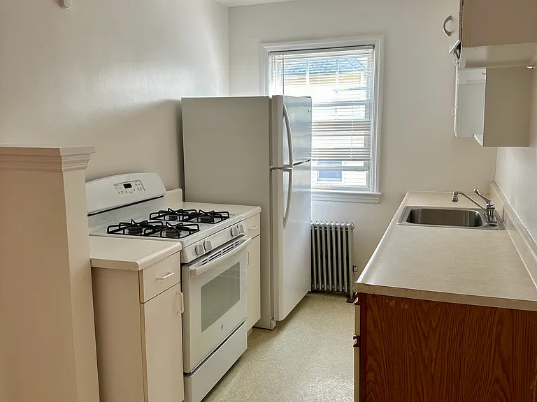 588 Franklin Ave #4 — Photo 3