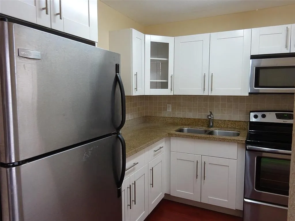 Building Photo - 6050 NW 64th Ave #307