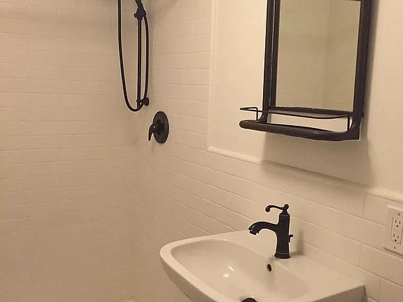 4th image of 401-423 E Juniper St #103