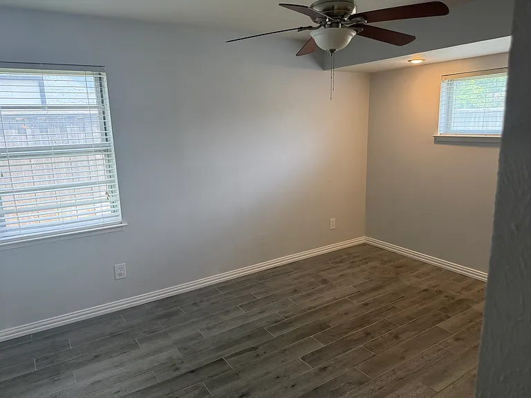 715 Kindred Ln — Photo 6