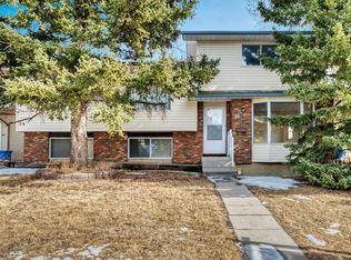 56 W Cedarwood Hl SW, Calgary, AB T2W3H5