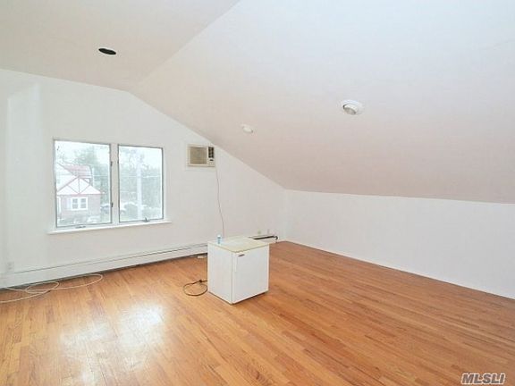 4th image of 30 Spinney Hill Dr