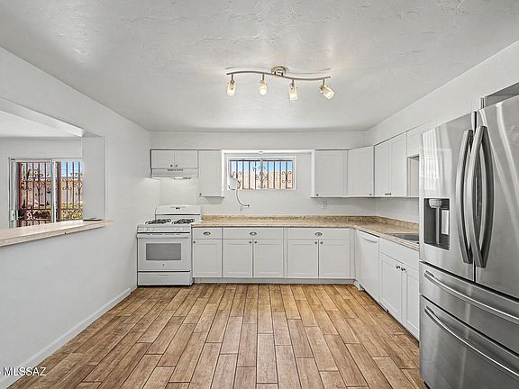 2nd image of 120 W 35th St