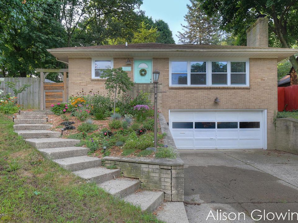 1st image of 1720 Hiawatha Dr SE