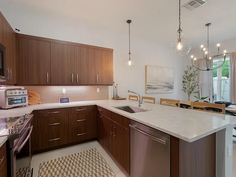 918 Saint George Blvd — Photo 8