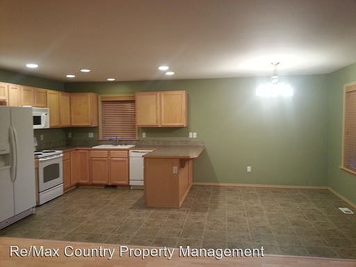 3rd image of 10721 Umtanum St SE