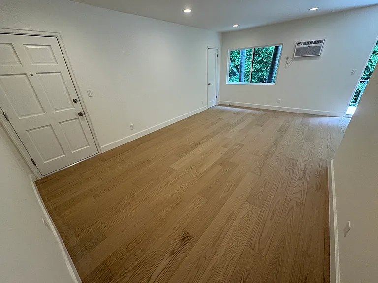 Primrose Ave — Photo 18