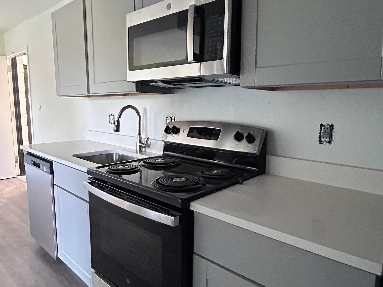 3 bed, 710 sqft, $3,150 — Photo 3