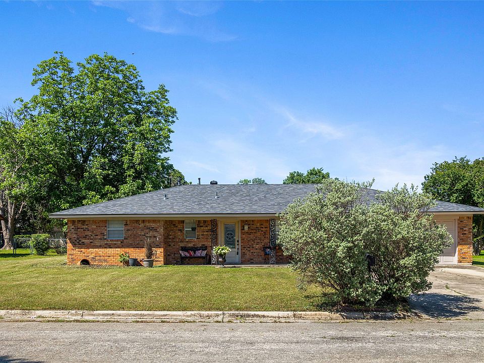 1st image of 4409 McArthur Cir