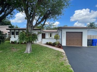 8261 SW 8th St, North Lauderdale, FL 33068