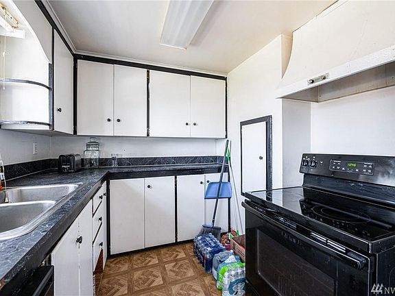 4th image of 345 SE Oleary St
