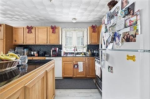 5th image of 148 Ophelia St