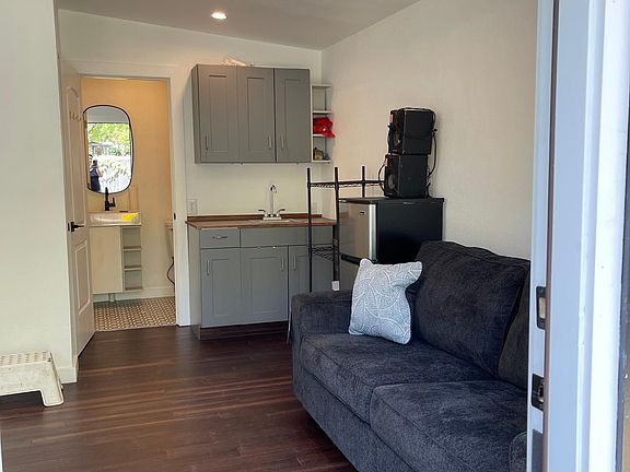 2nd image of 1811 W Summit Ave #B