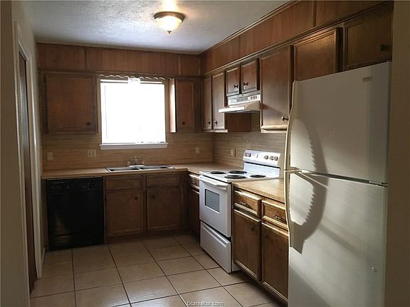 4th image of 706 Chalet Ct
