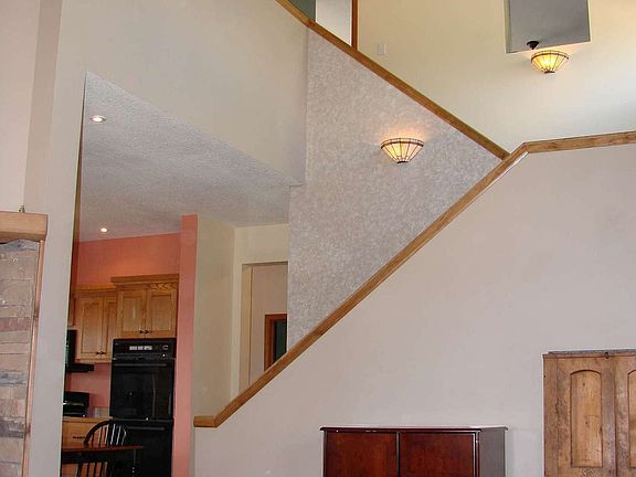 vaulted stairwell/balcony