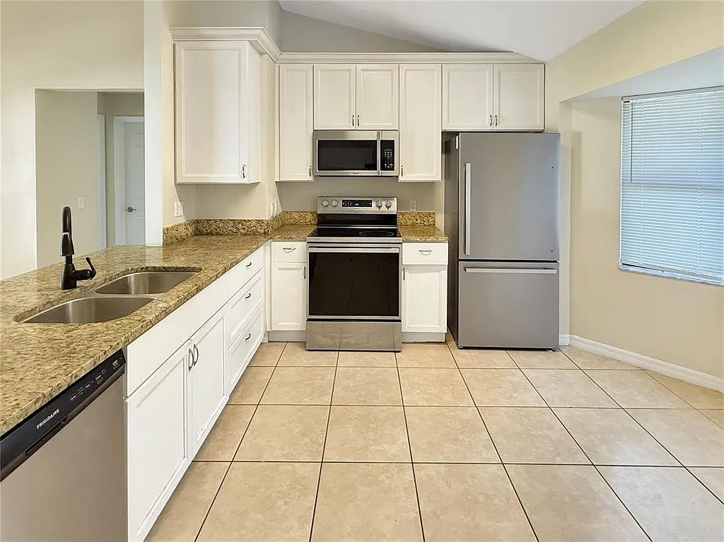 3 bed, 2.0 bath, 1117 sqft, $2,175 — Photo 3