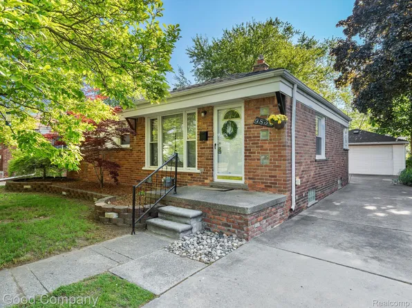 9830 Seltzer St, Livonia, MI 48150