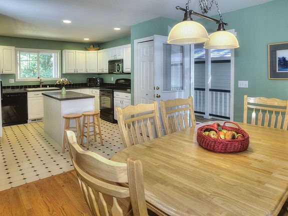 Big kitchen & breakfast area
