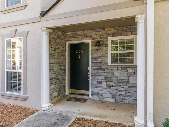 3rd image of 202 Masons Creek Cir