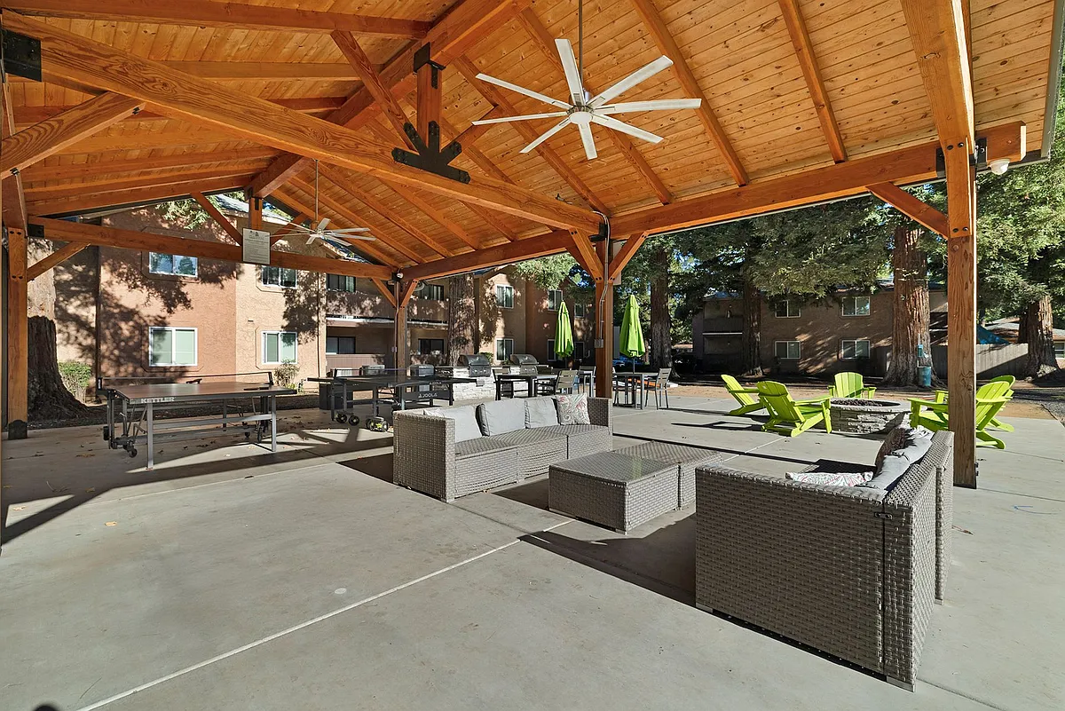 Building Photo - Pine Tree Apartments