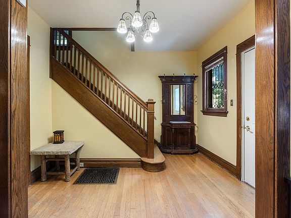 3rd image of 2031 W Touhy Ave