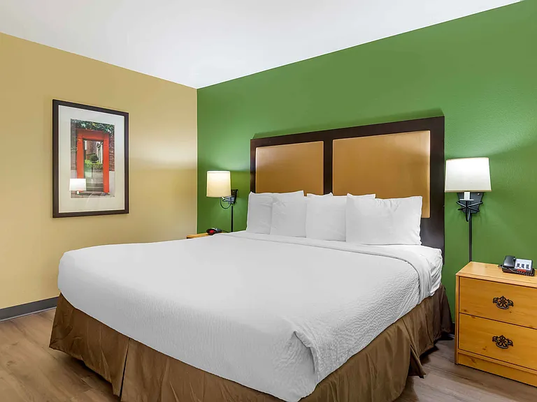 Deluxe Studio - 1 King Bed