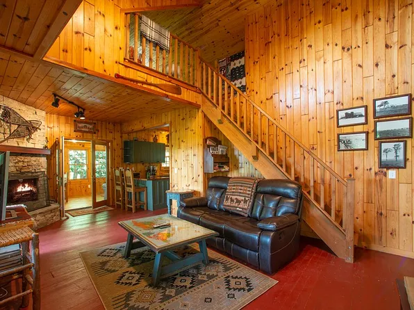11555 Us Highway 31 N, Charlevoix, MI 49720