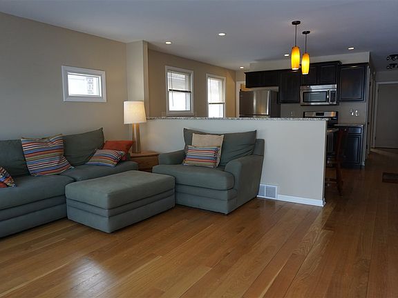 2nd image of 3054 Louise St