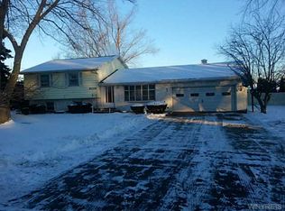 7510 Sunnydale Dr, Niagara Falls, NY 14304