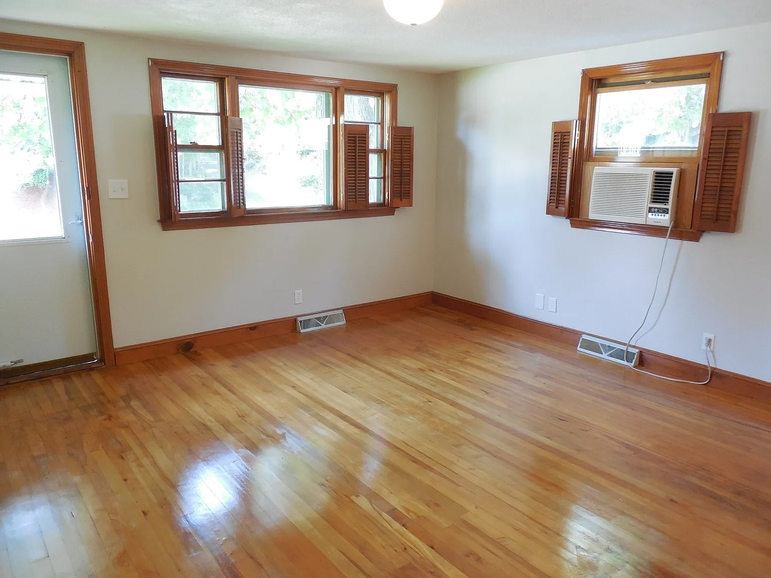 3 bed, 1.0 bath, 1250 sqft, $3,700 — Photo 4