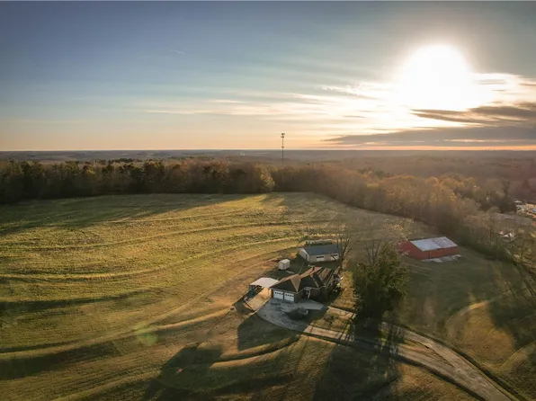 1218 Friendship Rd, Seneca, SC 29678