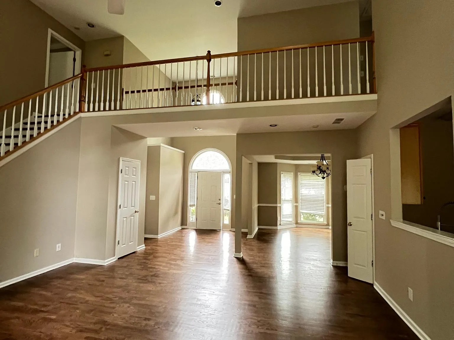 3 bed, 2.5 bath, 2869 sqft, $2,400 — Photo 3