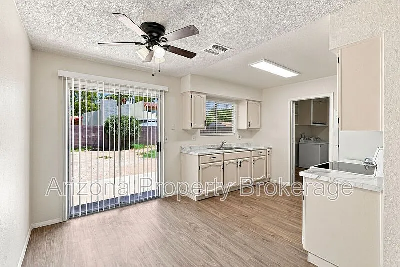3 bed, 2.0 bath, 1008 sqft, $1,795 — Photo 3