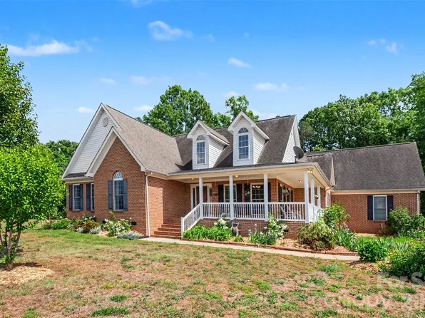 112 Hancock Xing, Clover, SC 29710