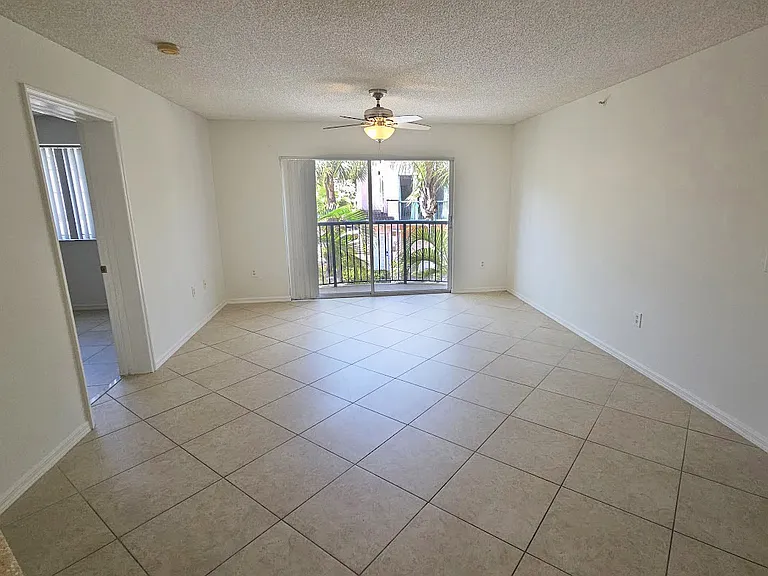 2033 SE 10th Ave #641 — Photo 7