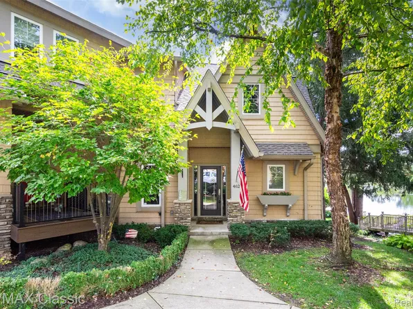 462 Pondview Ln, Milford, MI 48381
