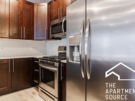 4th image of 2829 N Rockwell St #1F