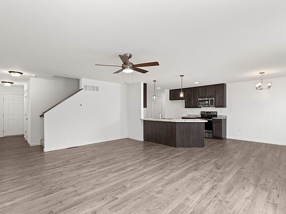 4th image of 76 Richmond Center Ct