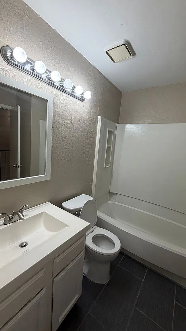 Dallas Gem Ready To Be Your Home — Photo 3