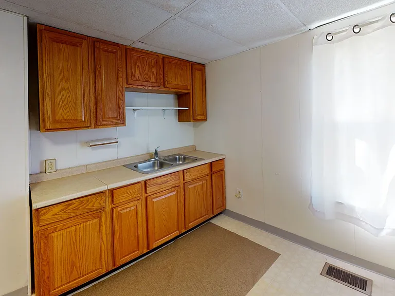 212 E Walnut St — Photo 2
