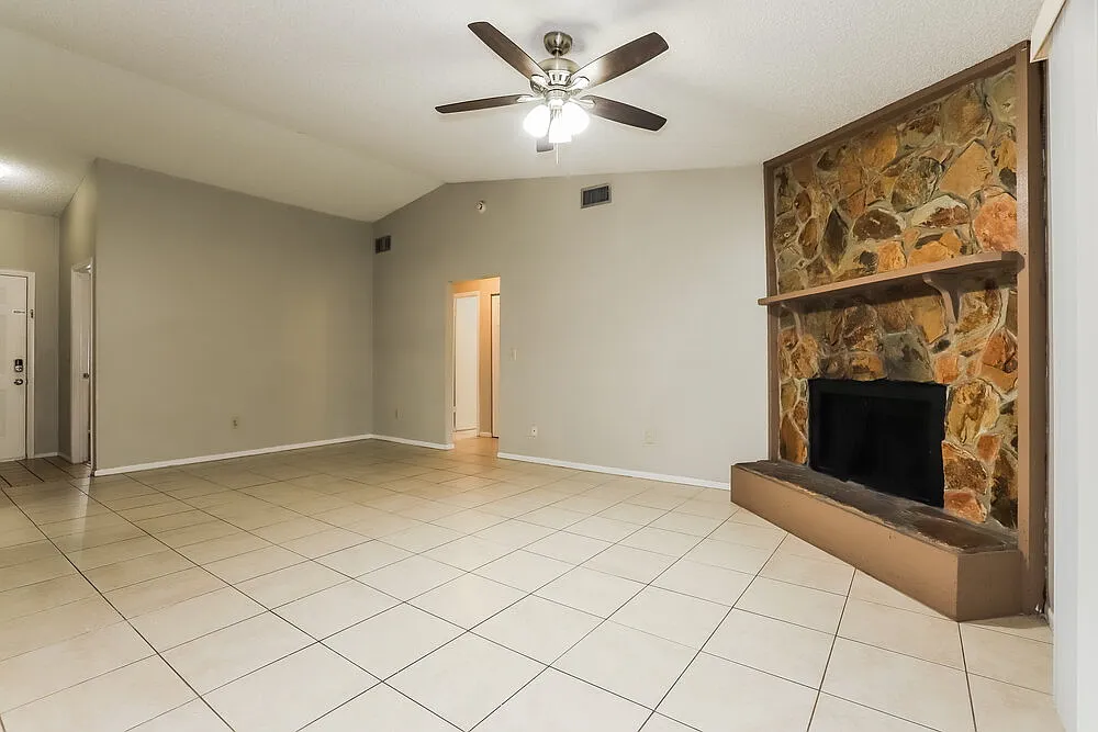 4 bed, 2.0 bath, 1433 sqft, $1,990 — Photo 4