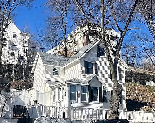 452 Salem St Photo 1
