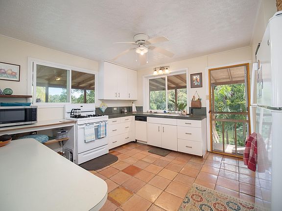 3rd image of 3225 Kahekili Hwy